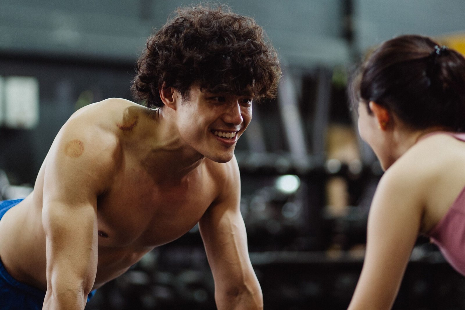 Smiling man doing strength exercise facing forward, representing creatine, muscle and healthy aging